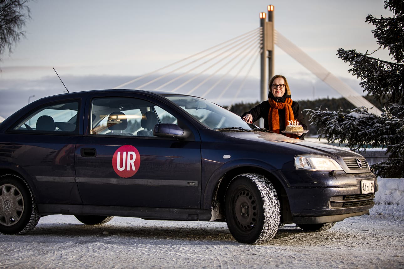 Neljäkymmentä vuotta täyttävä Uusi Rovaniemi juhli kaksikymmentä vuotiasta autoaan syntymäpäiväkakulla. Päätoimittaja Leena Talvensaari on ollut mukana tekemässä Uutta Rovaniemeä hiukan kauemmin kuin Astra.