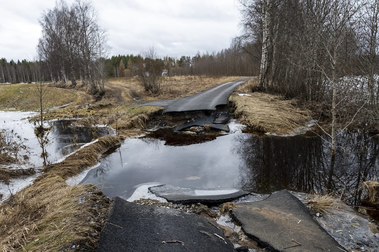 Maaliskuu oli hyvin lämmin kautta maan. Nopeasti lämmenneen sään ja vesisateiden myötä myös tulvat olivat Pohjois-Pohjanmaalla poikkeuksellisen aikaisia. Kuva Kiimingin Alakylästä maaliskuun lopulta.