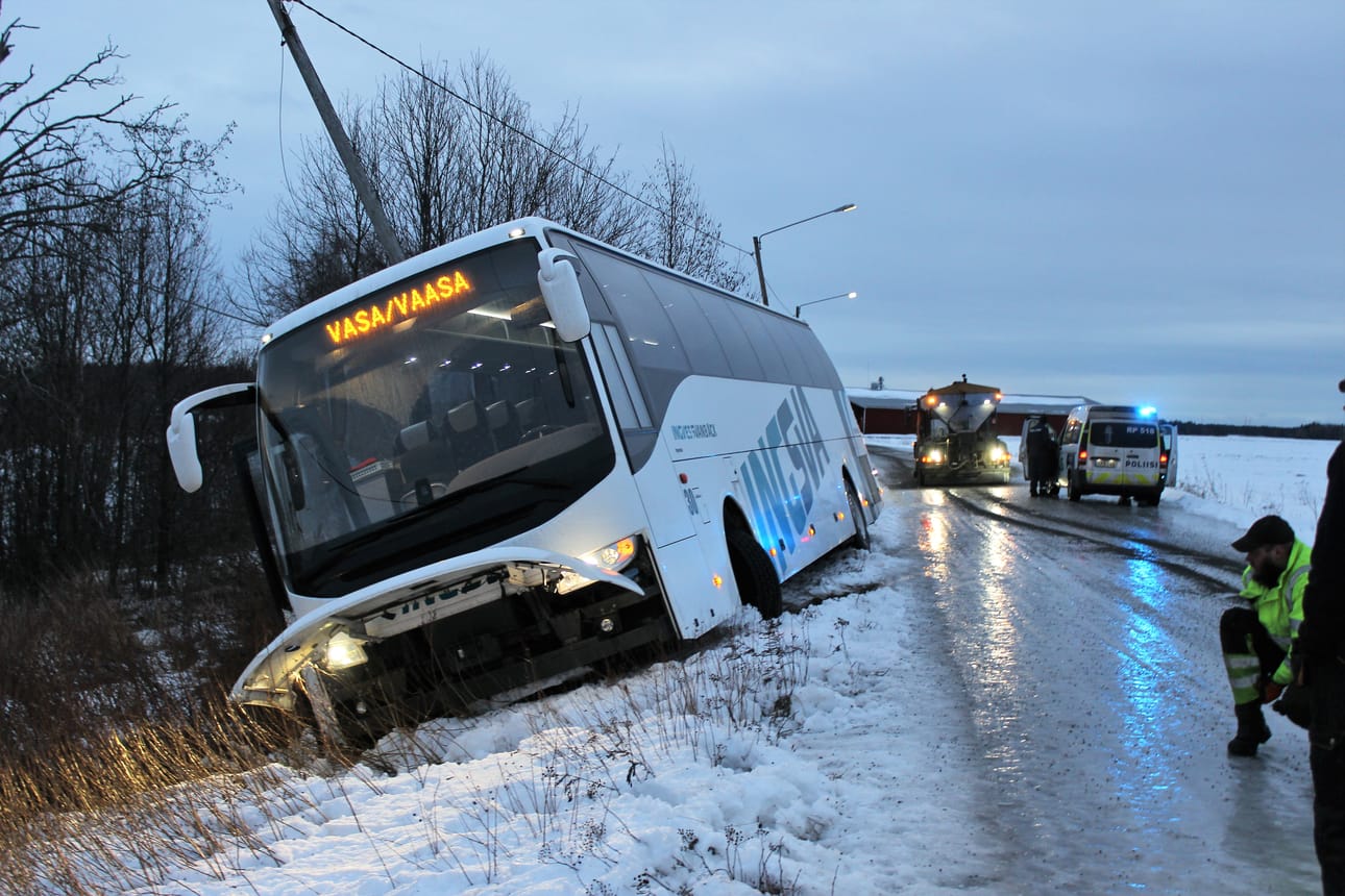 Koululaisia kyydinnyt bussi suistui aamulla hieman ennen kello kahdeksaa ojaan Kristiinankaupungissa. Pian tapahtuman jälkeen vaarallisen liukkaalle tielle levitettiin soraa.