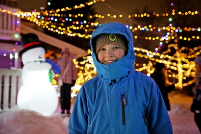 12-vuotiaalla oululaisella Jalmarilla on pihallaan noin 50 000 lediä ja kolme kilometriä johtoja jouluvaloina – valojen asennus alkaa perinteisesti syyskuussa