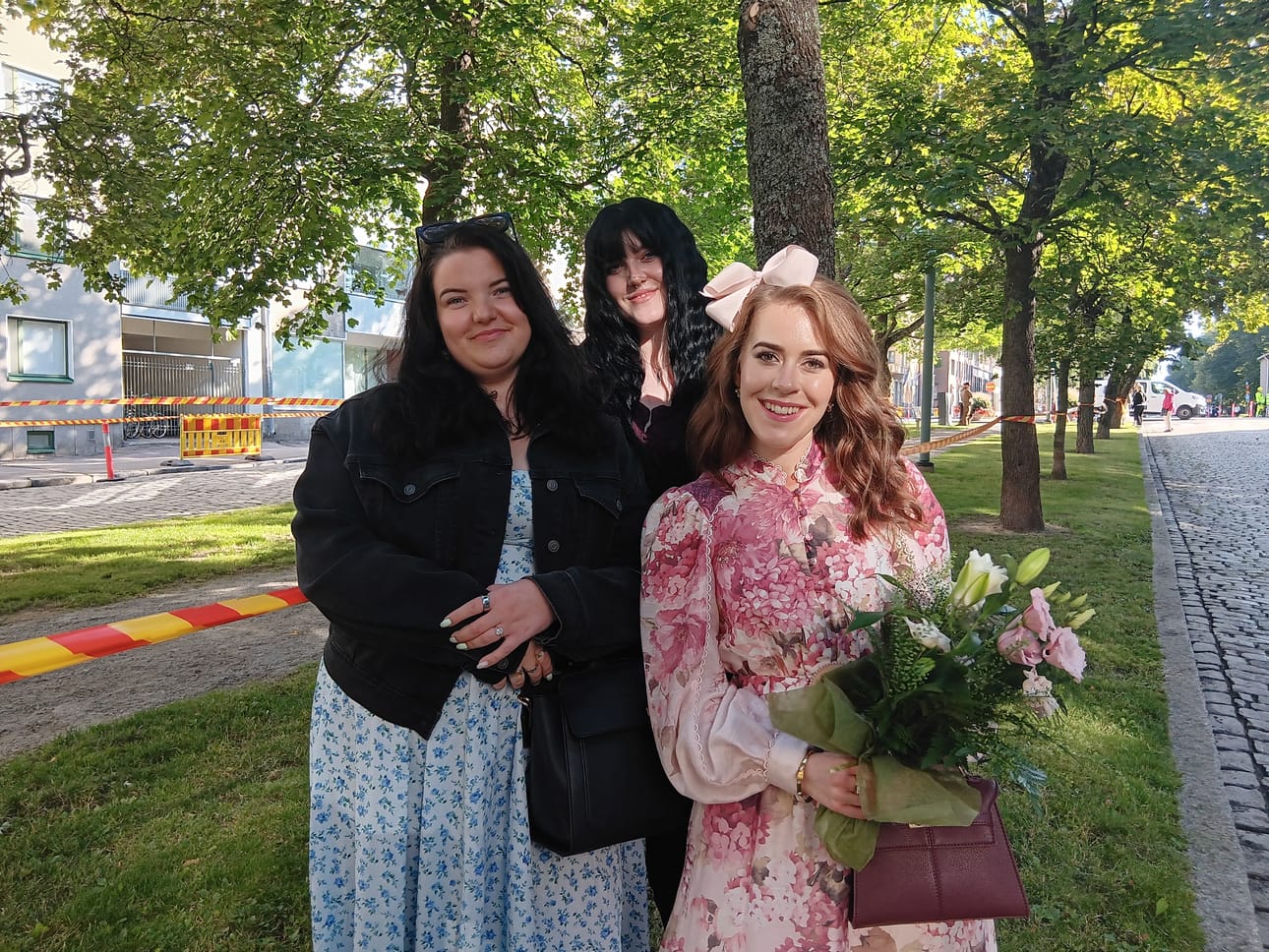Nicolina Träskelin (vas.), Amy Penttala ja Carolina Forsman ovat pukeutuneet vierailuun sopivalla tavalla.