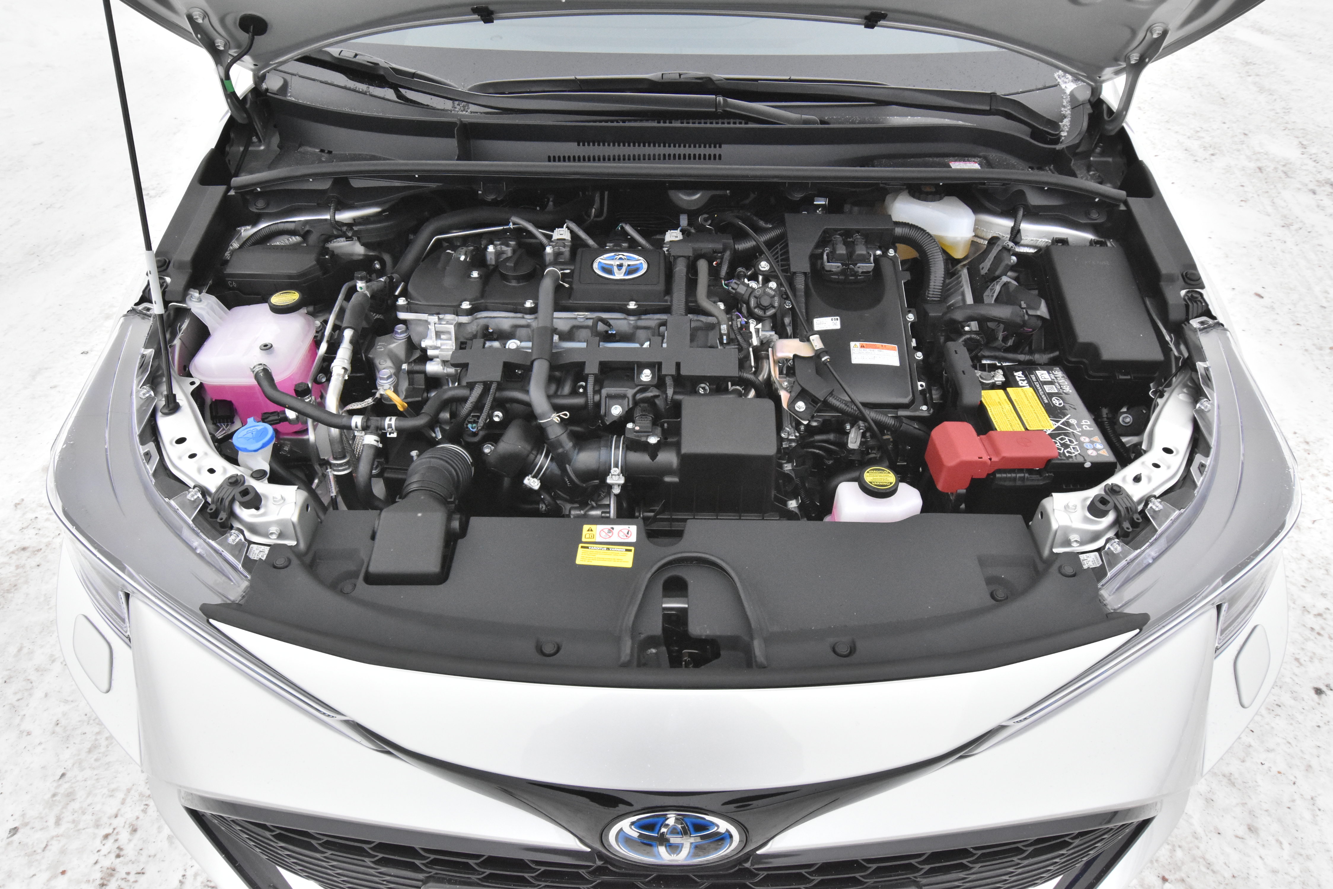 Toyota Corollan konepellin alla on sekä sähkömoottori että 1,8 litran polttomoottori.