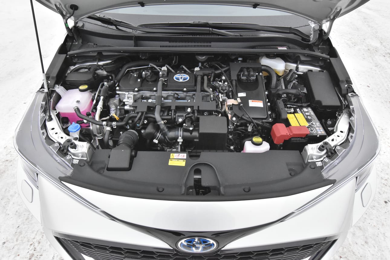 Toyota Corollan konepellin alla on sekä sähkömoottori että 1,8 litran polttomoottori.