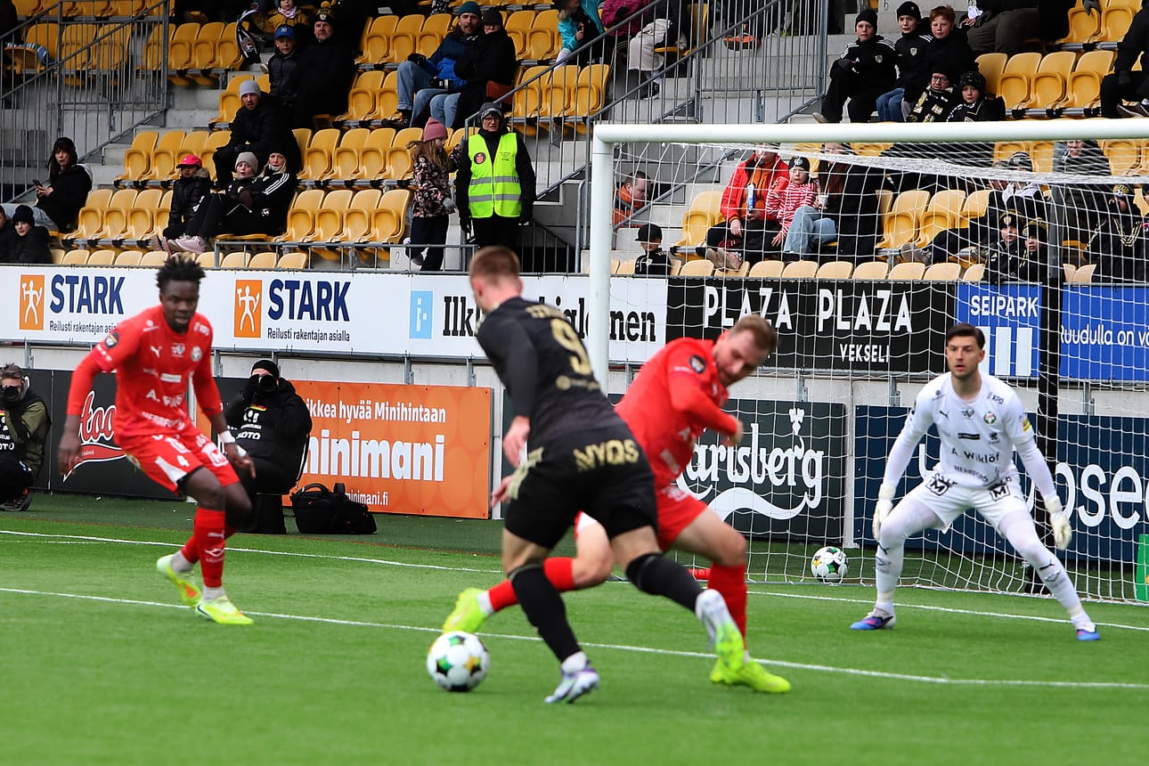 SJK:n ainoan maalin puskemalla tehnyt Jeremiah Streng harhauttaa, mutta FF Jaron Hans Gunnarsson venyttää jalan eteen.