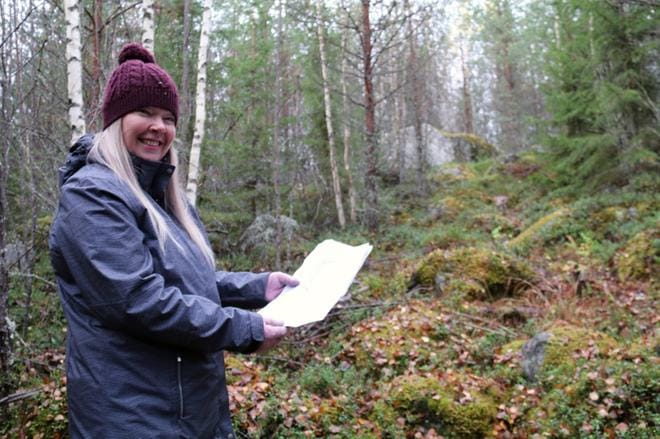 Elämänlaatupalvelujen esimies Päivi Paavola seisoi perjantaina kohdassa, josta suunnitelmien toteutuessa lähtee yksi Mäki-Passin luomuportaiden nousu. KUVA: ANU NAHKALA