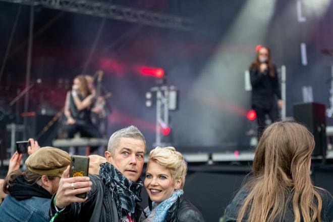 Kirsi ja Pasi Lahti olivat saapuneet Stadionfesteille aina Pirkanmaan Luopioisista saakka. Taustalla rokkaa Blind Channel. KUVAT: ELENA MIKKILÄ