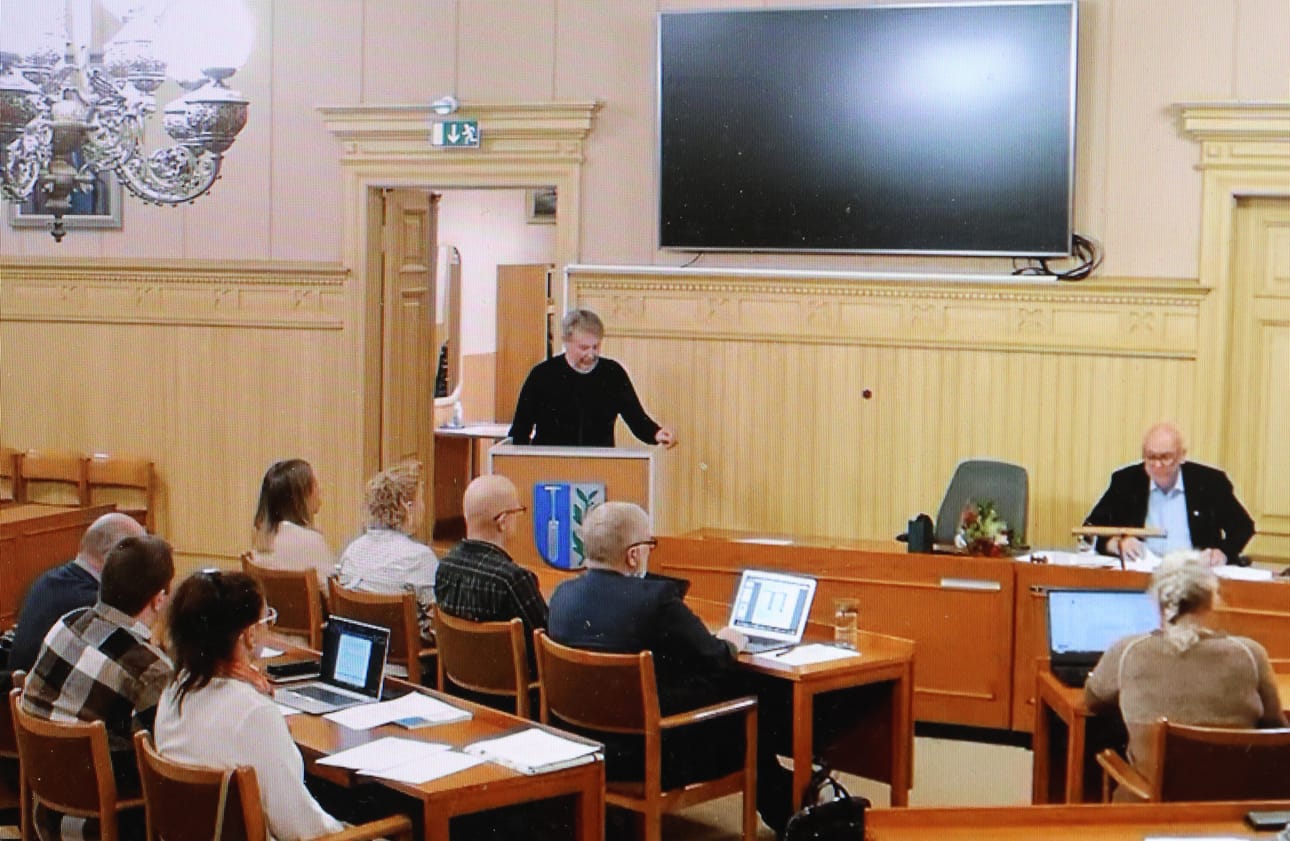 Juhani Holm teki puhujapöntössä vastaehdotuksen. Kuvakaappaus Kaskisten valtuuston kokouksesta.