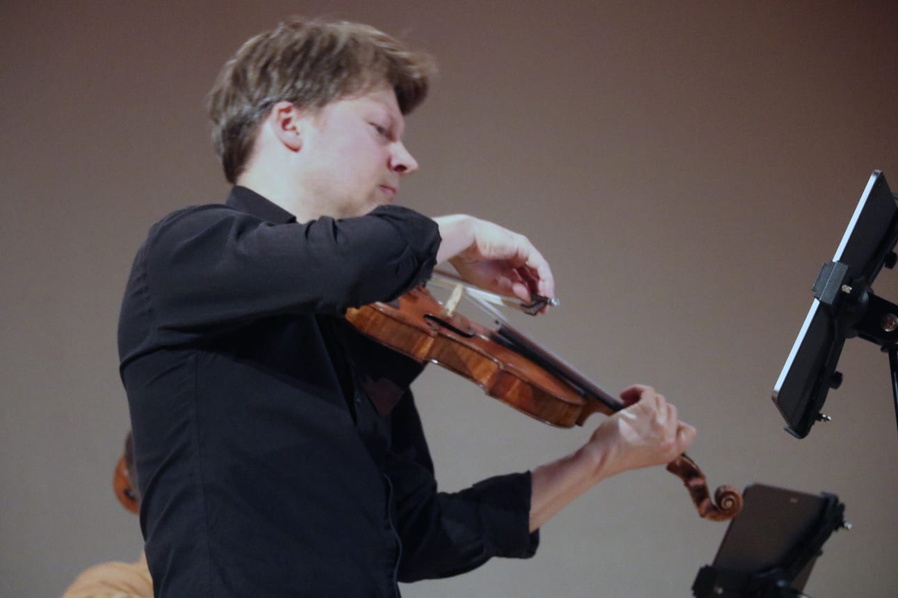 Oulaistelaislähtöinen Antti Tikkanen esiintymässä kuluneena syksynä Oulaisten Musiikkiviikoilla.