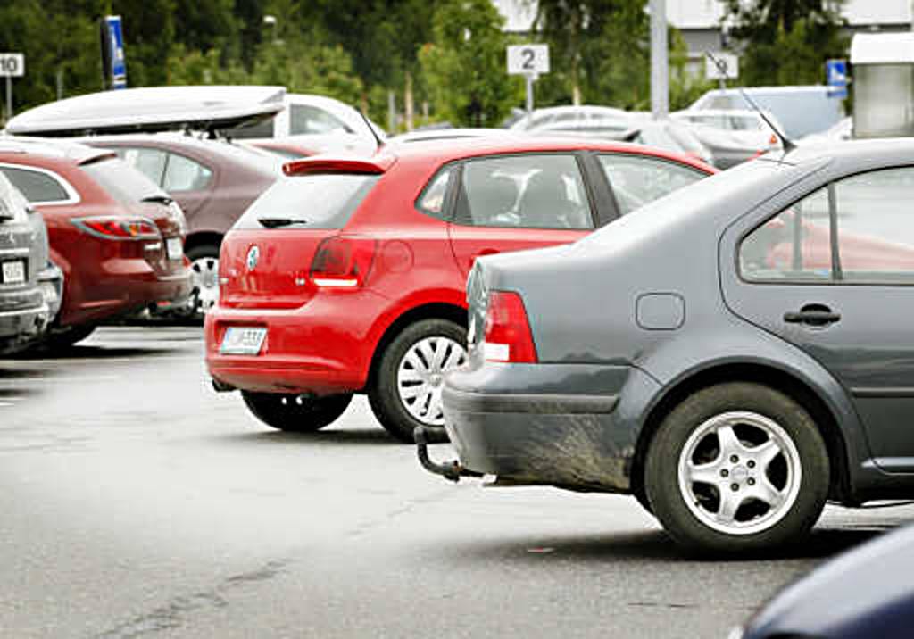 Parkkipaikka ja peruttaminen ovat vaarallinen yhdistelmä. Joka toinen liikennevakuutuksesta korvattu vahinko tapahtuu pysäköintialuella tai muualla varsinaisten teiden ja katujen ulkopuolella.