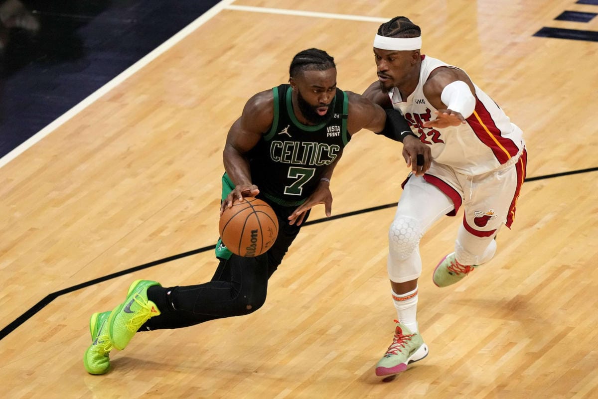 Bostonin Jaylen Brown ja Miamin Jimmy Butler. Lehtikuva/AFP