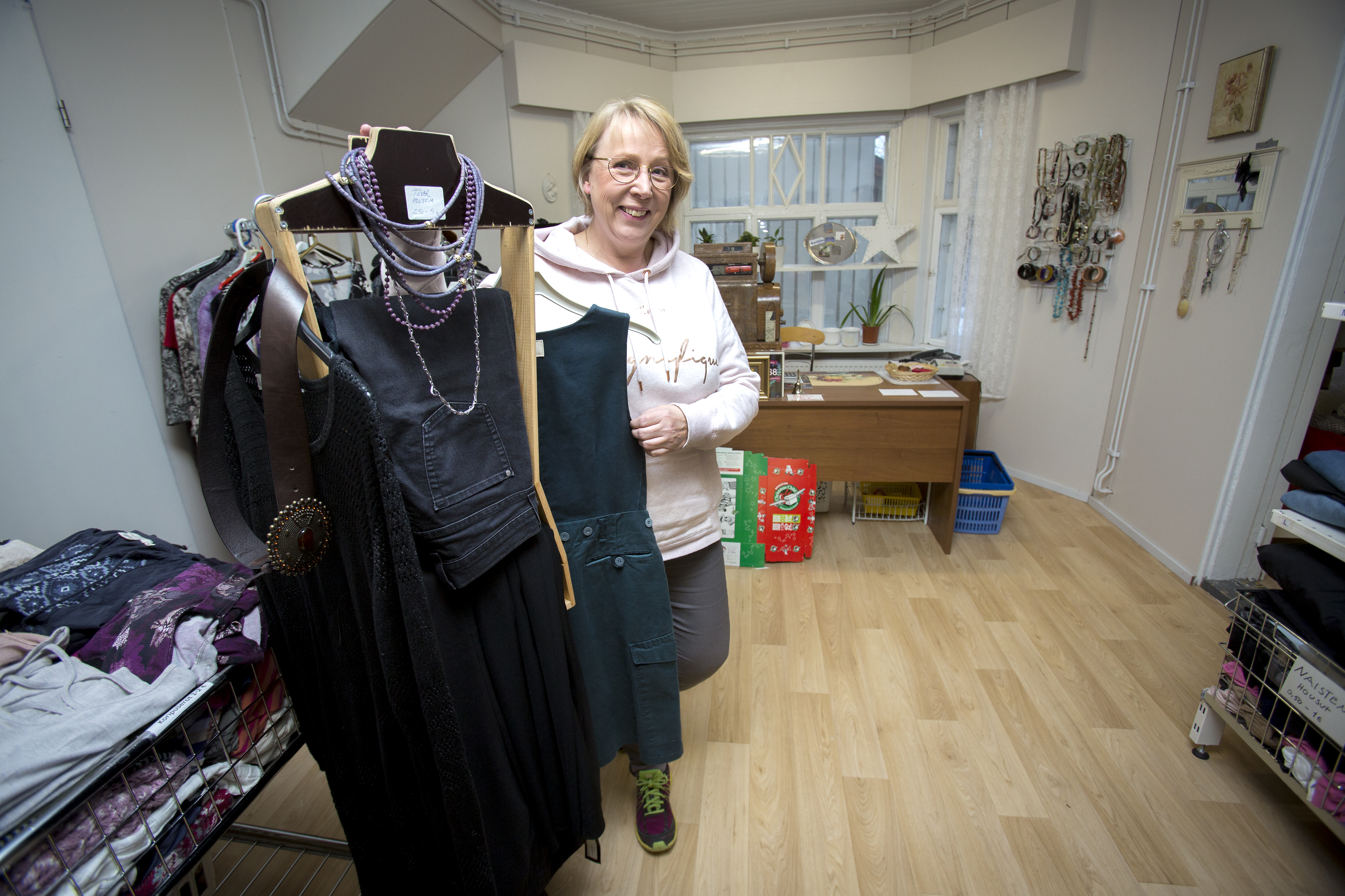 Anne Malmi hoitaa Lähikirppistä, joka profiloituu nyt second hand shopina ja vastaa omalla tavallaan Raahen seudulla tapahtuvaan kansainvälistymiseen.