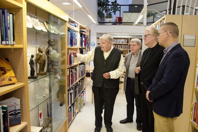Kalevi Haapoja muisteli palkintojen äärellä uransa mieluisimpia rooleja. Kuulolla olivat LC Kauhavan Seppo Ruotsala ja Olli Nieminen sekä kaupunginjohtaja Markku Lumio. KUVA: JUHA AHO-PYNTTÄRI