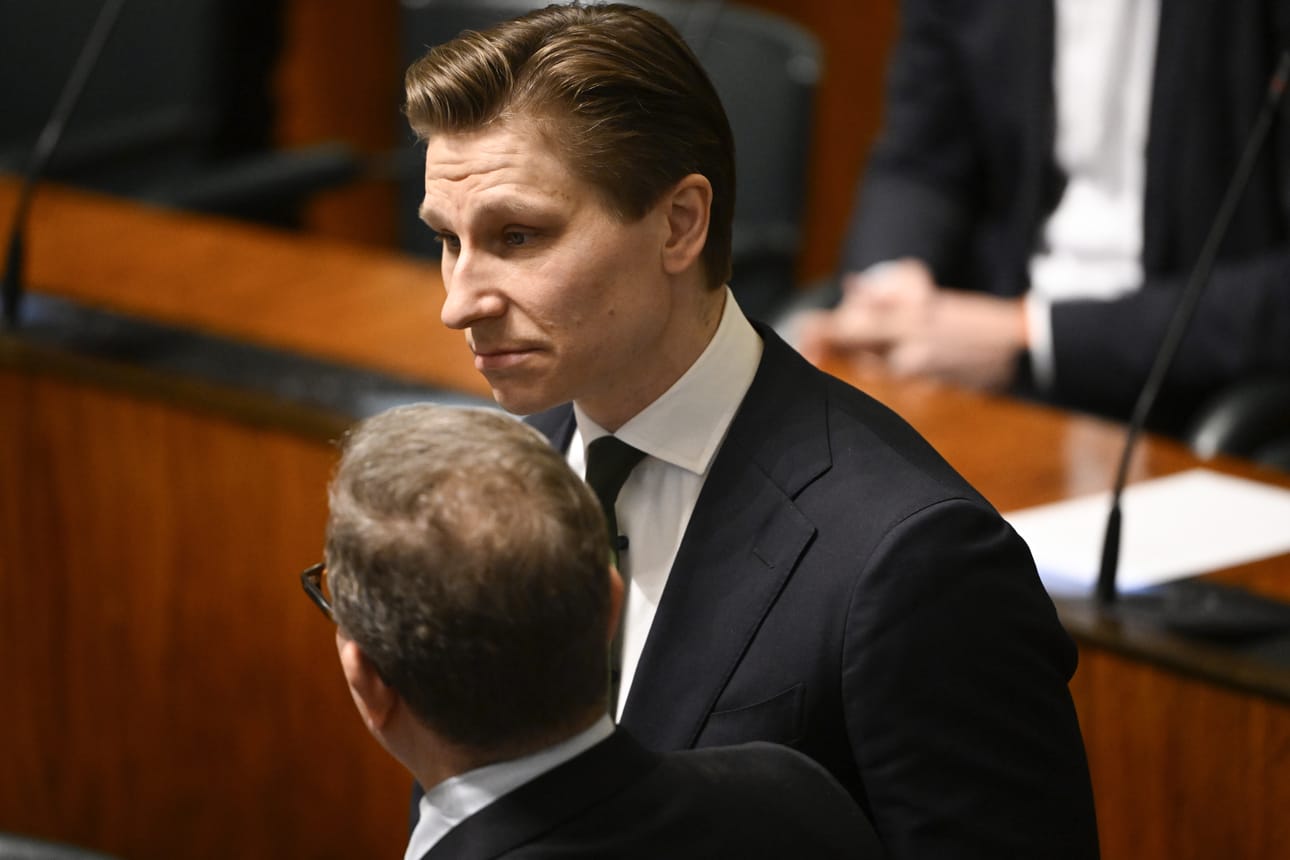 Puolustusministeri Antti Häkkänen kommentoi Hormuzinsalmen tilannetta tiistaina, kun eduskunta käsitteli Puolustusvoimien osallistumisesta Naton rauhan ajan yhteisen puolustuksen tehtäviin.
