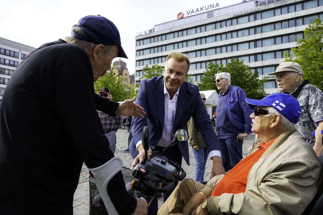 Keskustan puheenjohtaja Antti Kaikkonen tapasi vaasalaisia torilla torstaina ennen taiteiden yön juhlia.