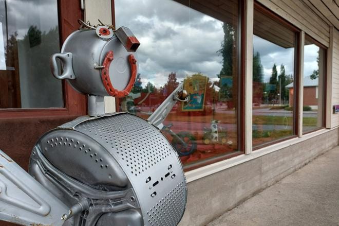 Moni on saattanut tänä kesänä hieraista silmiään ajellessaan Lehtimäen keskustan läpi, sillä tien varteen entisen kaupan pihaan on ilmestynyt erikoisia taideteoksia. Taideteokset on tehnyt lehtimäkeläinen Esa Leppänen. KUVAT: SARI HEINILÄ