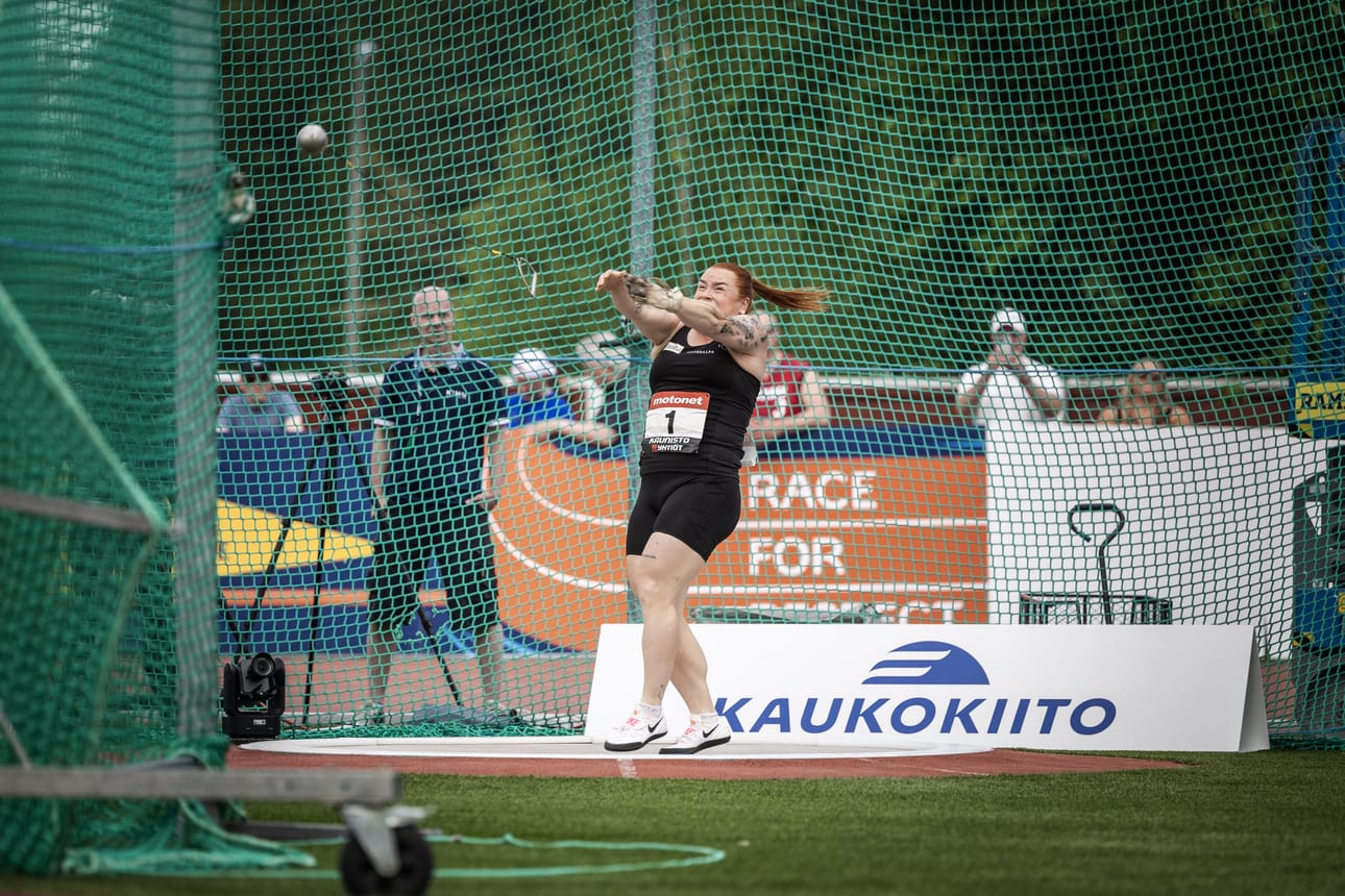 Krista Tervo voitti kovatasoisen moukarikisan juhannuslauantaina Kuortaneella.