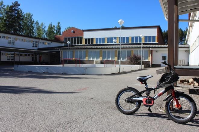 Ähtärin uuden koulun tieltä puretaan jo tyhjillään oleva Otsonkoulun rakennus. Arkistokuva: Reijo Heikkilä