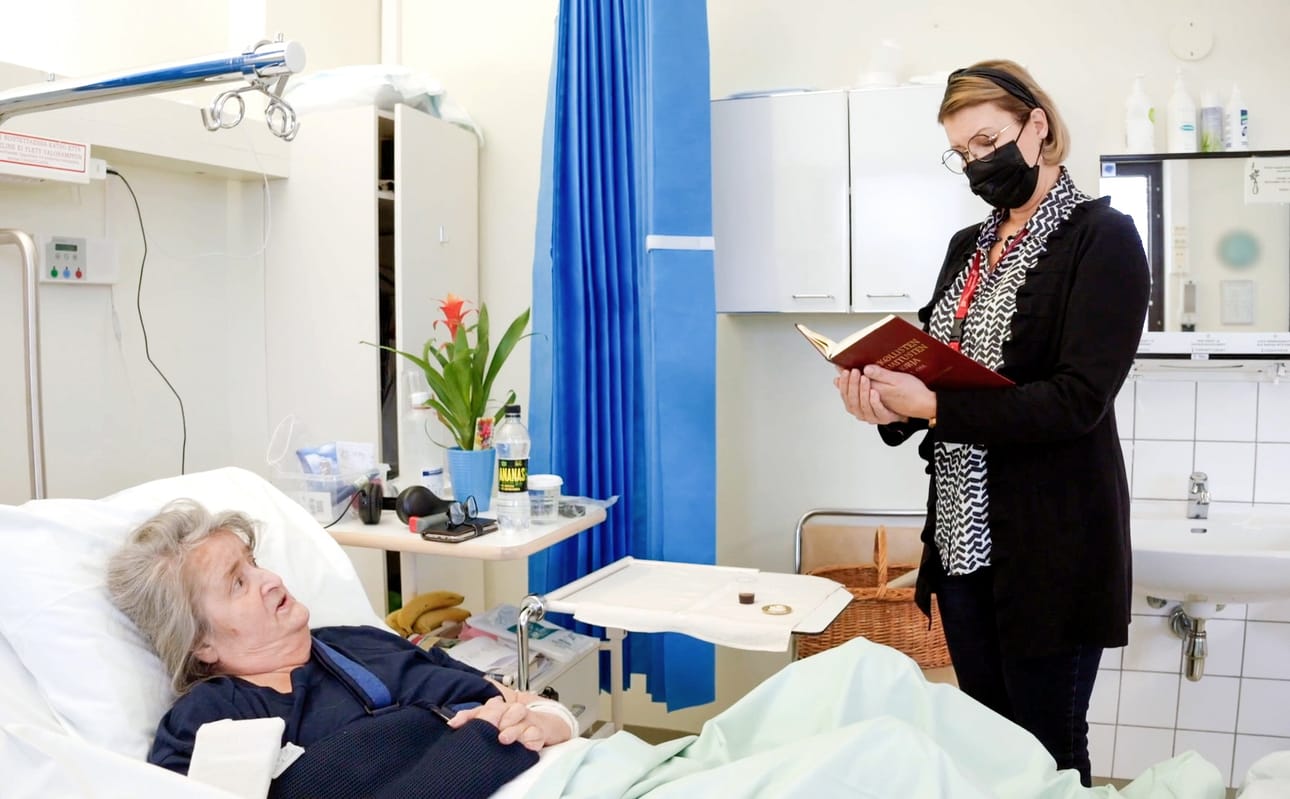 Sairaalateologi Tuula Portin esiintyy Elossa 24 h -sarjan uudella kaudella. Hänet nähdään viimeisessä jaksossa.