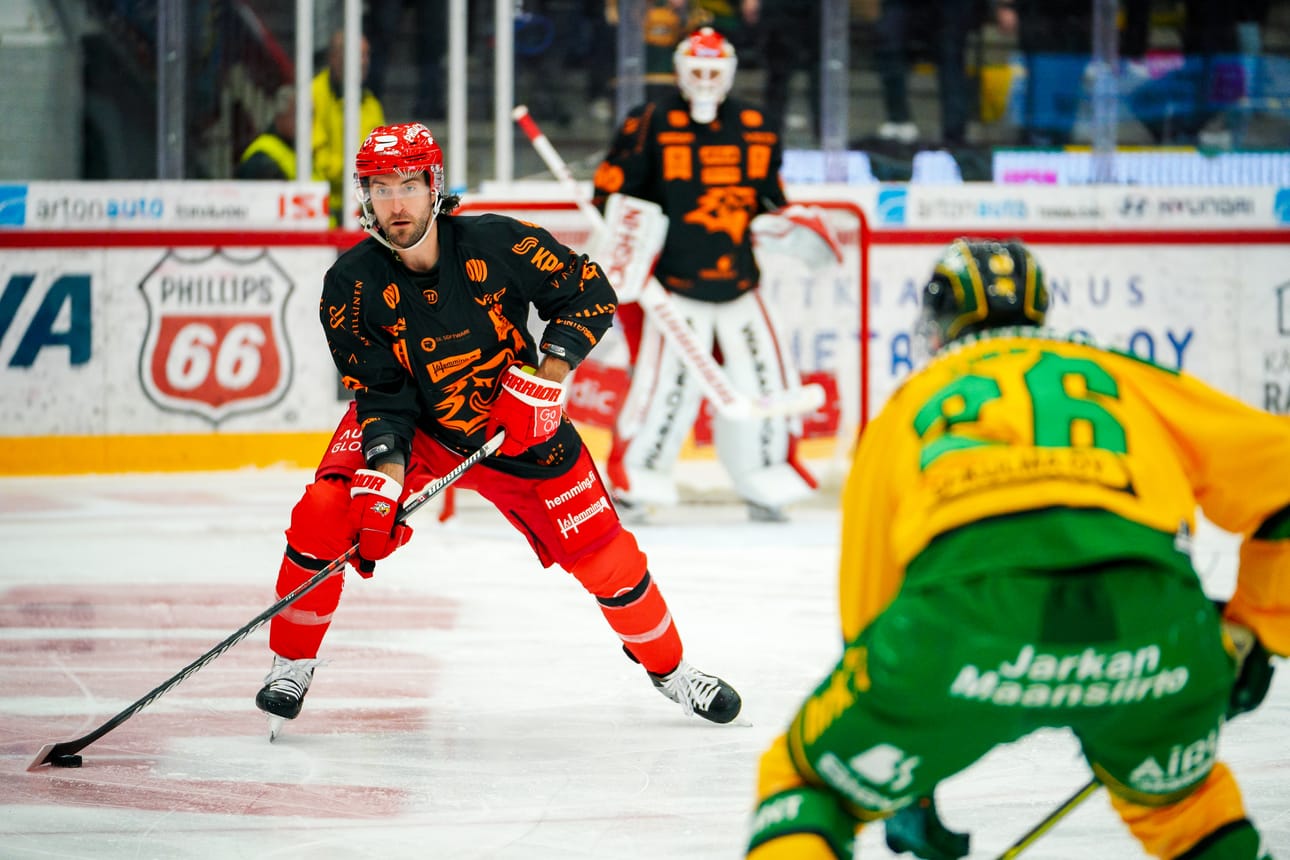 Shaun Heshka ja joukkuetoverinsa pelasivat lokakuun viimeisen kotiottelunsa Halloween-teemaisissa erikoispaidoissa.