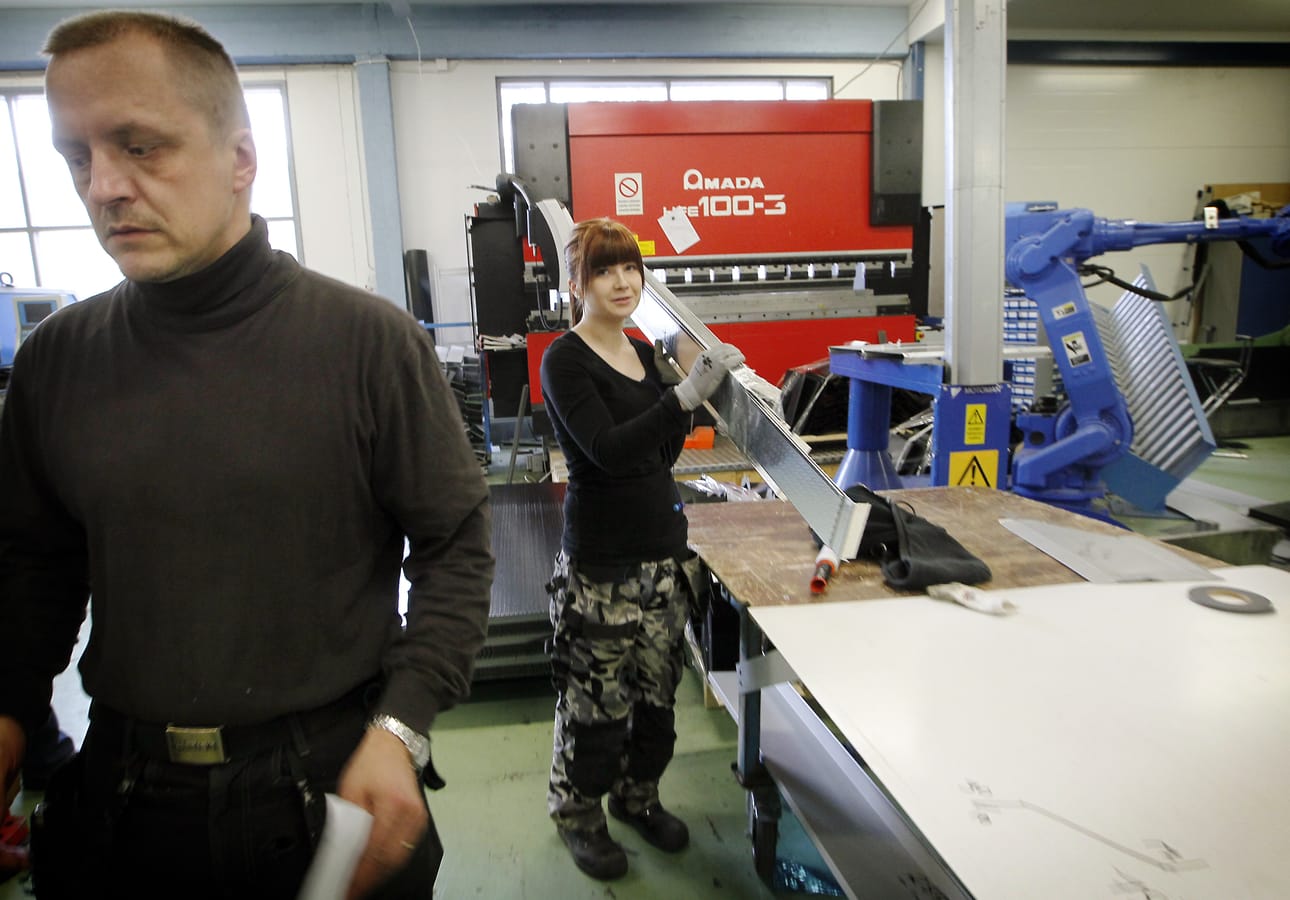 ”Täällä saa paljon parempaa opetusta kuin koulussa. Isoissa ryhmissä ei jää aikaa yksityisopetukselle”, kehuu Peltec Oy:ssä oppisopimuskoulutuksessa oleva Eeva Rankinen. Häntä kouluttaa erikoispeltiseppä Taisto Tyni.