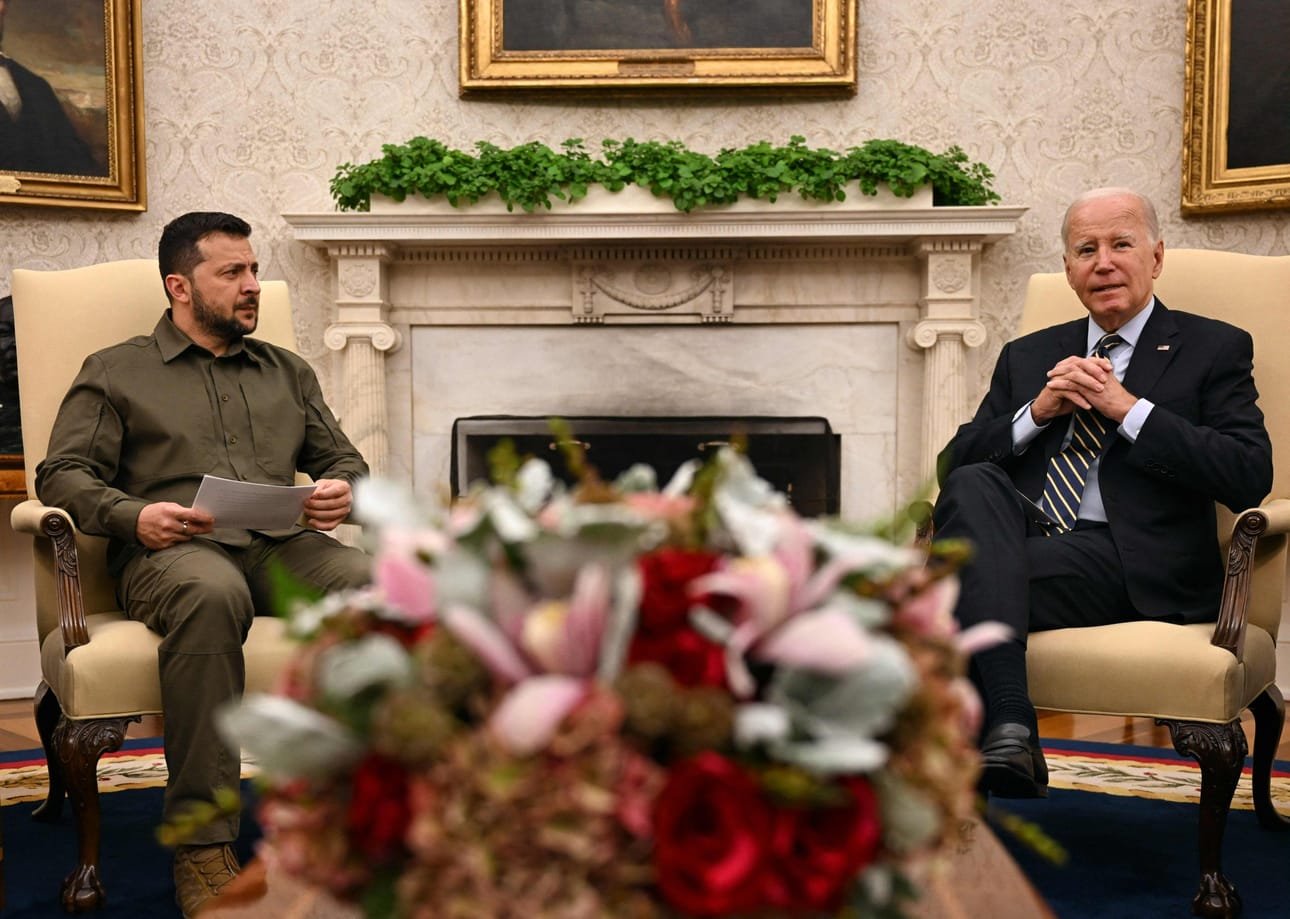 Yhdysvaltain presidentti Joe Biden (oik.) tapasi Ukrainan presidentti Volodymyr Zelenskyin torstaina Valkoisessa talossa. LEHTIKUVA/AFP