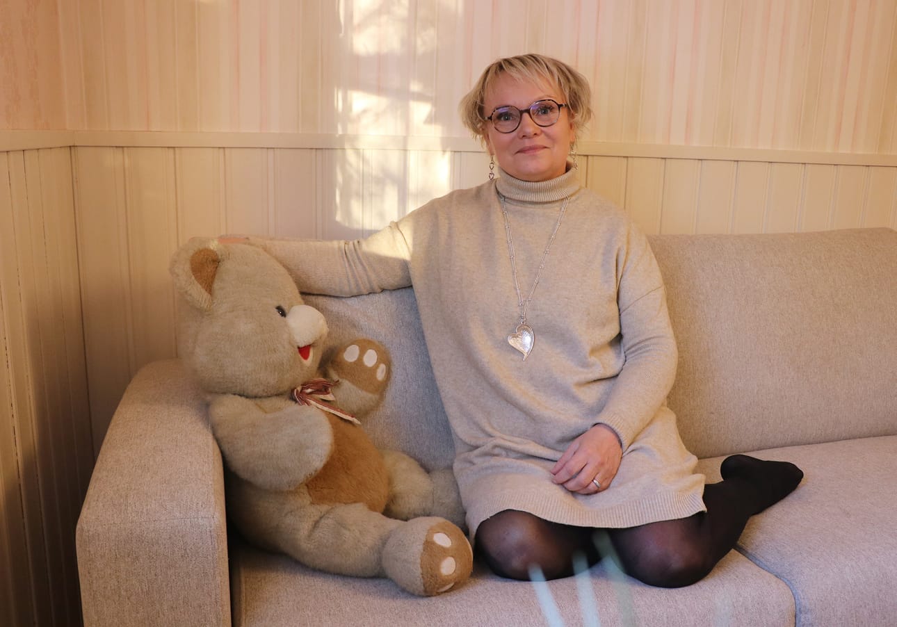 Alajärveläinen Helena Kallio kertoo olevansa muun muassa perheen palapelin, keskeneräisyyden ja surussa särkymisen kokemusasiantuntija. Yrittäjänä hän on valmis jakamaan kokemuksiaan.