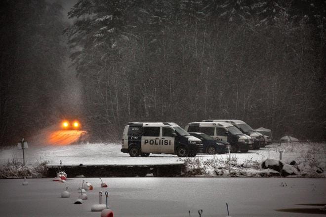 Poliisit etsivät Korsnäsin pommimiestä Sundomin saaristosta joulukuussa 2014. ARKISTOKUVA: EETU SILLANPÄÄ