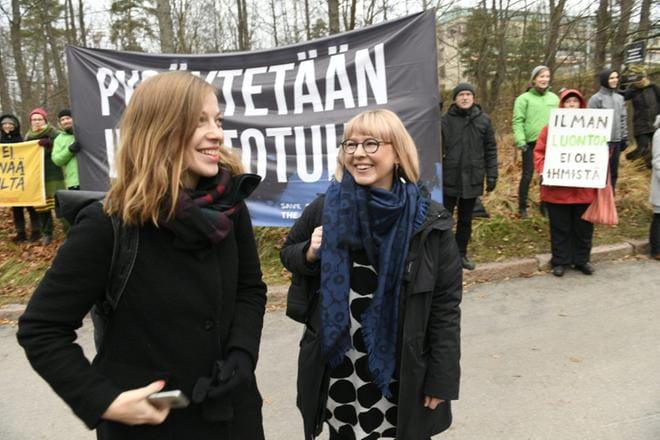 Vasemmistoliiton Li Andersson ja Aino-Kaisa Pekonen ilahtuivat mielenosoittajien paikallaolosta Kesärannan edustalla.