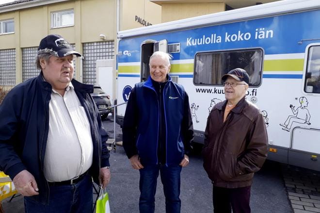 Alajärveläinen Lauri Lassila poikkesi ensimmäisten joukossa Kuuloautolle. Kuuloauton kuljettaja Juhani Eteläpää ja Heimo Haapanen Kuuloyhdistyksestä ovat kuuloauton mukana vapaaehtoisessa järjestötyössä. KUVA: SARI HEINILÄ
