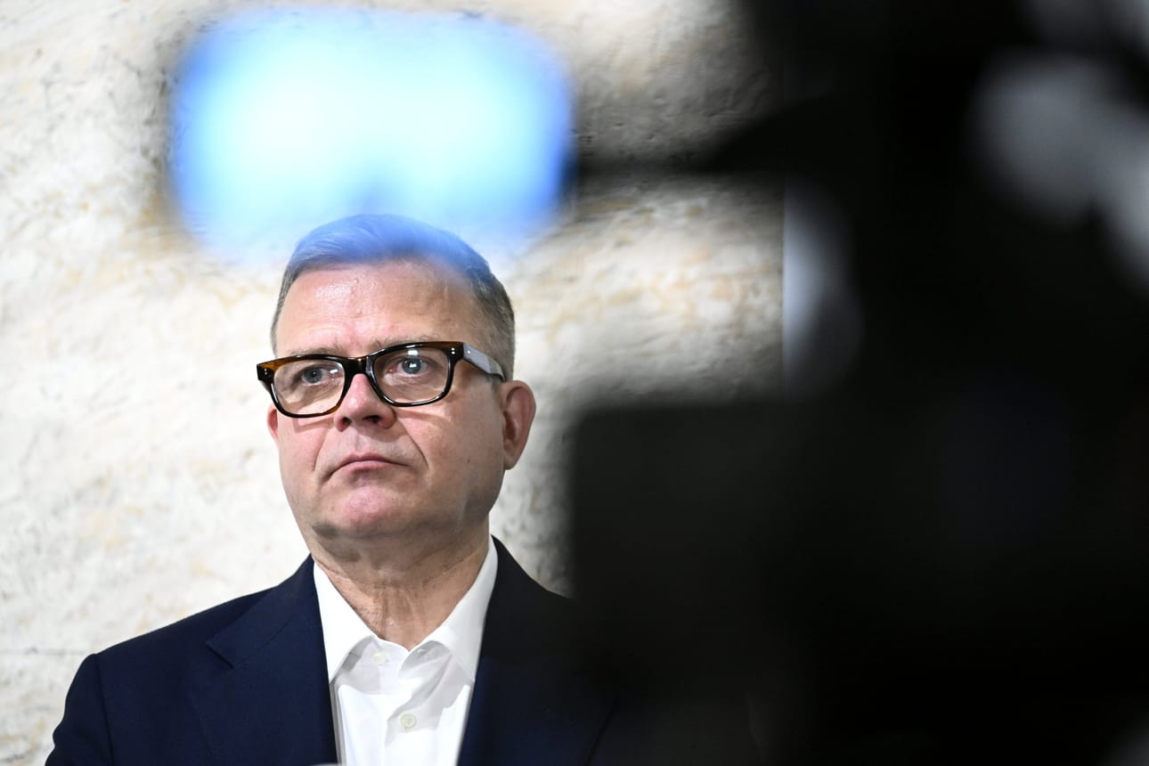 Pääministeri Petteri Orpo (kok.) kommentoi Naton kaavailemaa uutta puolustusmenotavoitetta toimittajille kokoomuksen puoluevaltuuston yhteydessä lauantaina. LEHTIKUVA / Mikko Stig