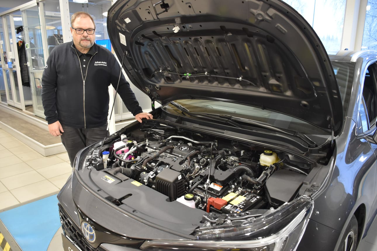 – Moottorinlämmittimellä ja sisätilanlämmittimellä on hyvä esilämmittää auto ennen ajamaan lähtemistä. Moottorin lämpö nousee nopeammin sekä ajamaan lähteminen on sitten mukavampaa, kun auto on hieman lämmennyt sisältäkin, Juhan Auton myyntipäällikkö Esa Airisniemi ohjeistaa.
