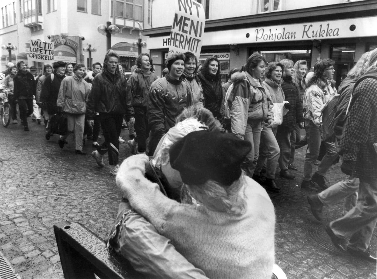 Opiskelijoiden yhteistyössä on ollut voimaa. Keväällä 1993 opiskelijat osoittivat mieltään Oulun Rotuaarilla ateriamaksua vastaan.