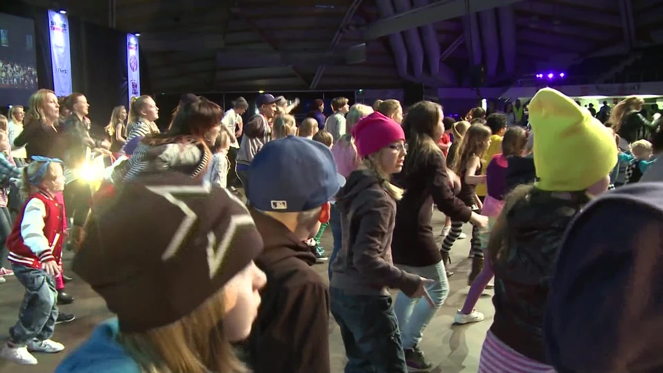Oulu Streetdance - Kids only -tapahtumassa järjestettiin perjantaina flashmob-tempaus, johon osallistui 7-12-vuotiaiden kilpatanssijoiden lisäksi myös satapäinen yleisö.