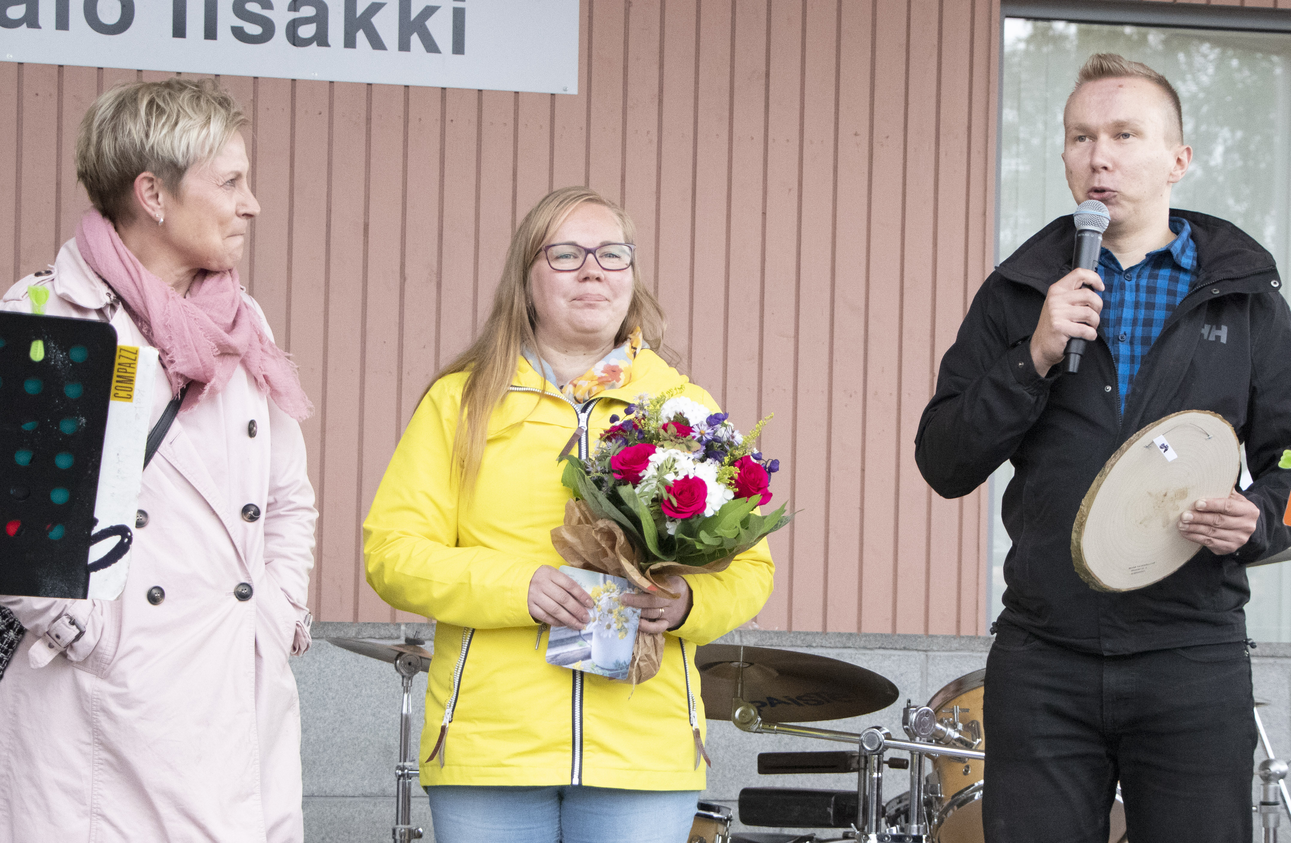 Vuoden pyhäntäseksi valitun Virpi Piipon mieleen nousi tässä vaiheessa epäilys, onko hän tunnustuksen saaja. Valinnan tehnyttä Tavastkengän Maa- ja kotitalousseuraa olivat edusamassa paikalle puijatun Virpin lisäksi Minna Haataja ja Matti Leiviskä.