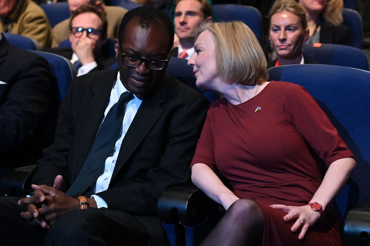 Britannian valtiovarainministeri Kwasi Kwarteng ja pääministeri Liz Truss konservatiivien puoluekokouksessa sunnuntaina. LEHTIKUVA/AFP