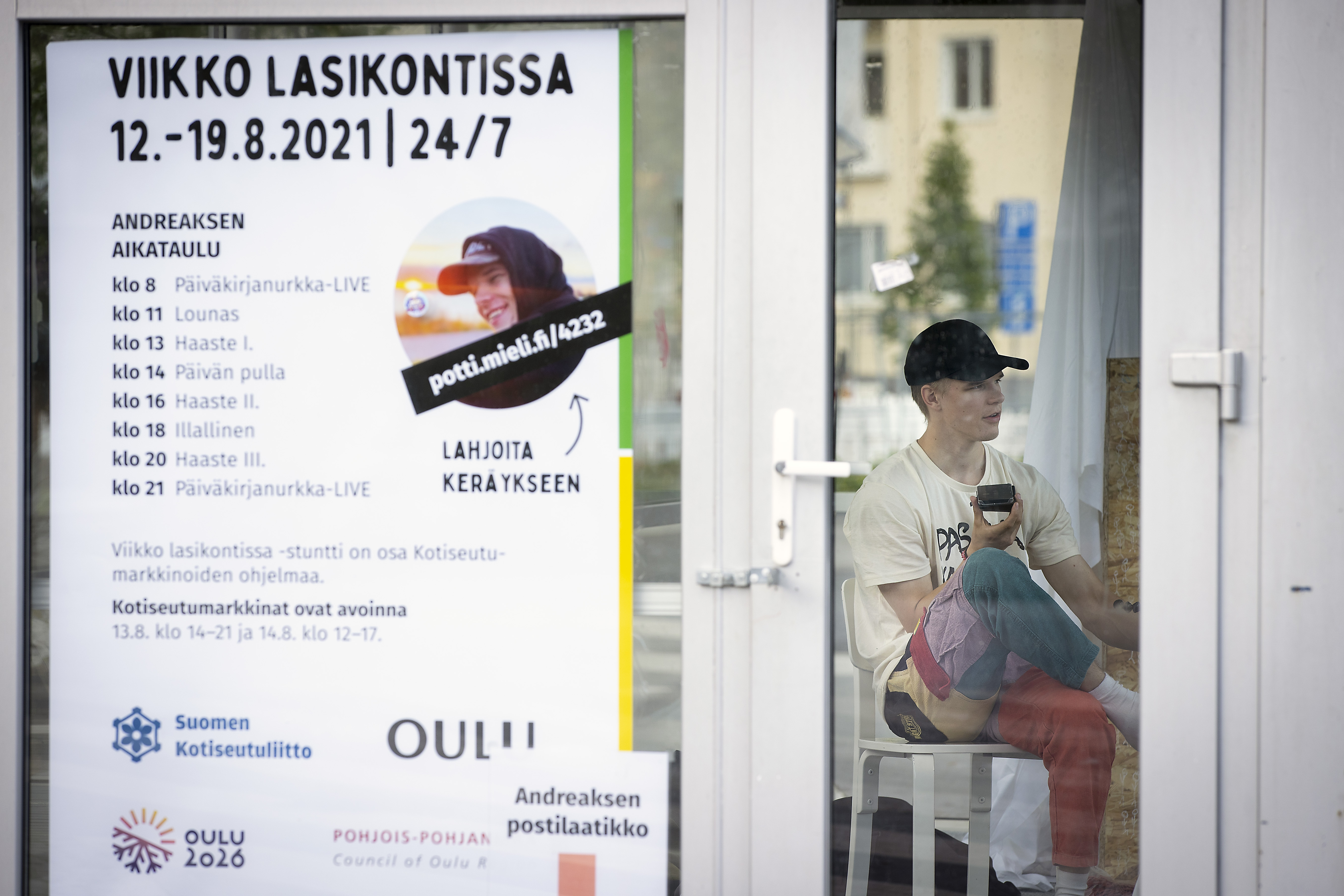Tiktokkaaja Andreas Tolonen on asustanut lasikopissa torstaista lähtien – Viikko lasikopissa -tempaus on kerryttänyt yli 3 500 euroa mielenterveystyöhön