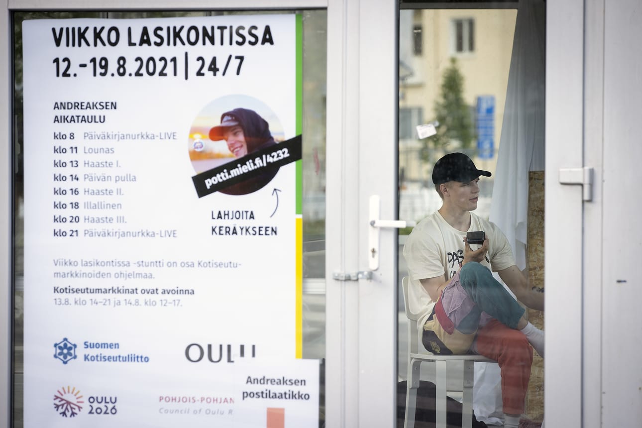Neljä yötä takana, kolme edessä. Tiktokkaaja Andreas Tolonen kertoo, että lasikopilla ei ole tarvinnut olla yksin, sillä erityisesti viikonloppuna Mannerheimin puistossa kävi kuhina.