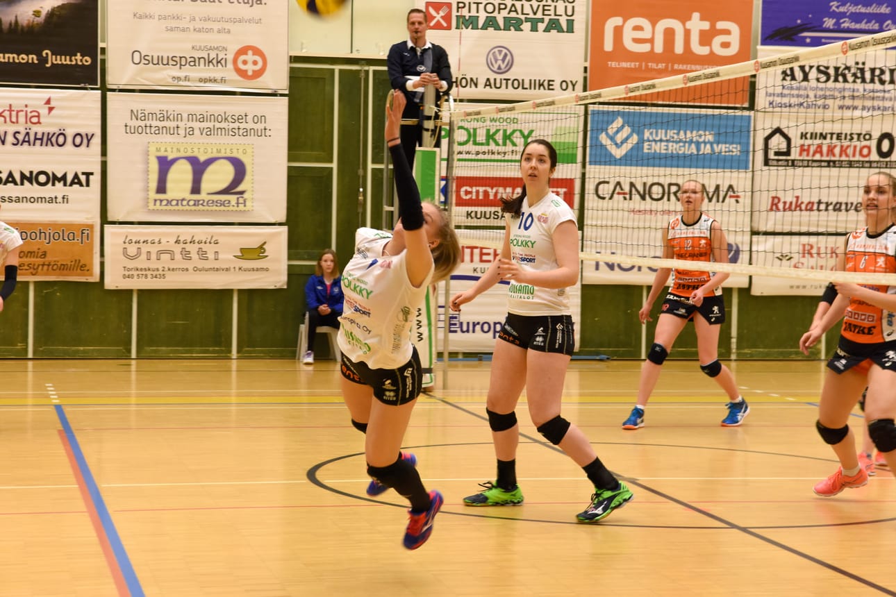 Pölkky Kuusamo aiheutti HPK:lle kauden ensimmäisen tappion torstai-iltana. Iida Paananen liitää pallon perässä. Taustalla Makenzie Filer.