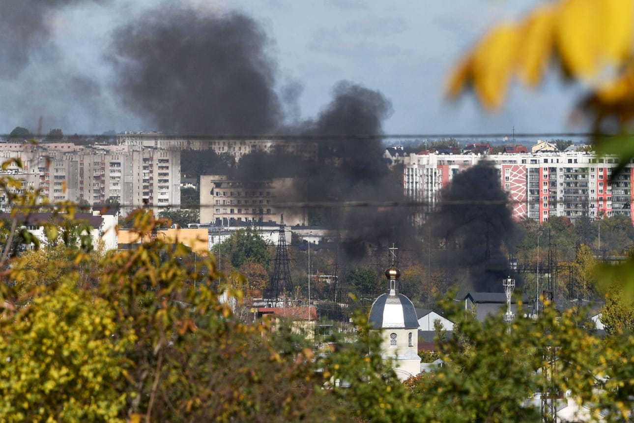 Savua nousi ilmaan Kiovassa Ukrainan pääkaupunkiin tehdyn ohjushyökkäyksen jälkeen. LEHTIKUVA/AFP