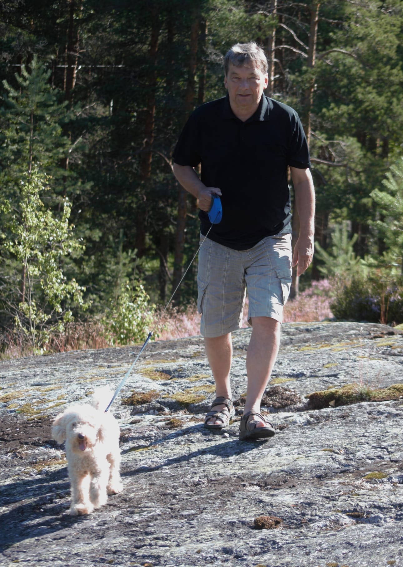 Erkki Valtamäki ja Onni lenkillä.