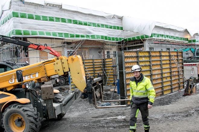 Rakennusyhtiö RS Bygg & Schaktin työmaaesimies Joakim Nissfolk sanoi terveyspalvelukeskuksen rakentamisen sujuneen hyvin. Työmaalla on kaksi muutakin urakoitsijaa, Kas-Rakennus ja Wikcon. KUVA: JORMA HAVULA