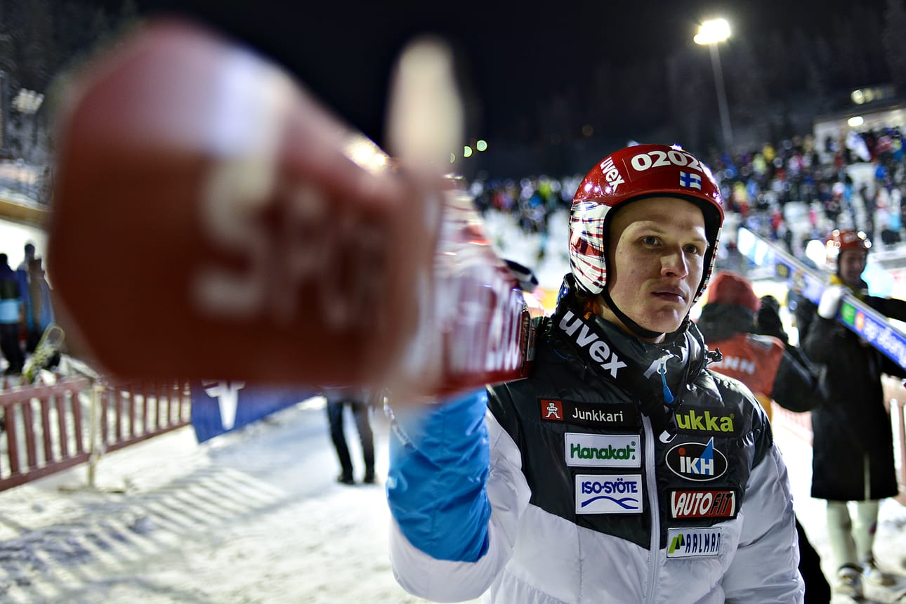 Lauri Asikainen hyppäsi normaalimäen SM-hopealle yhden kierroksen kisassa Ounasvaaralla.