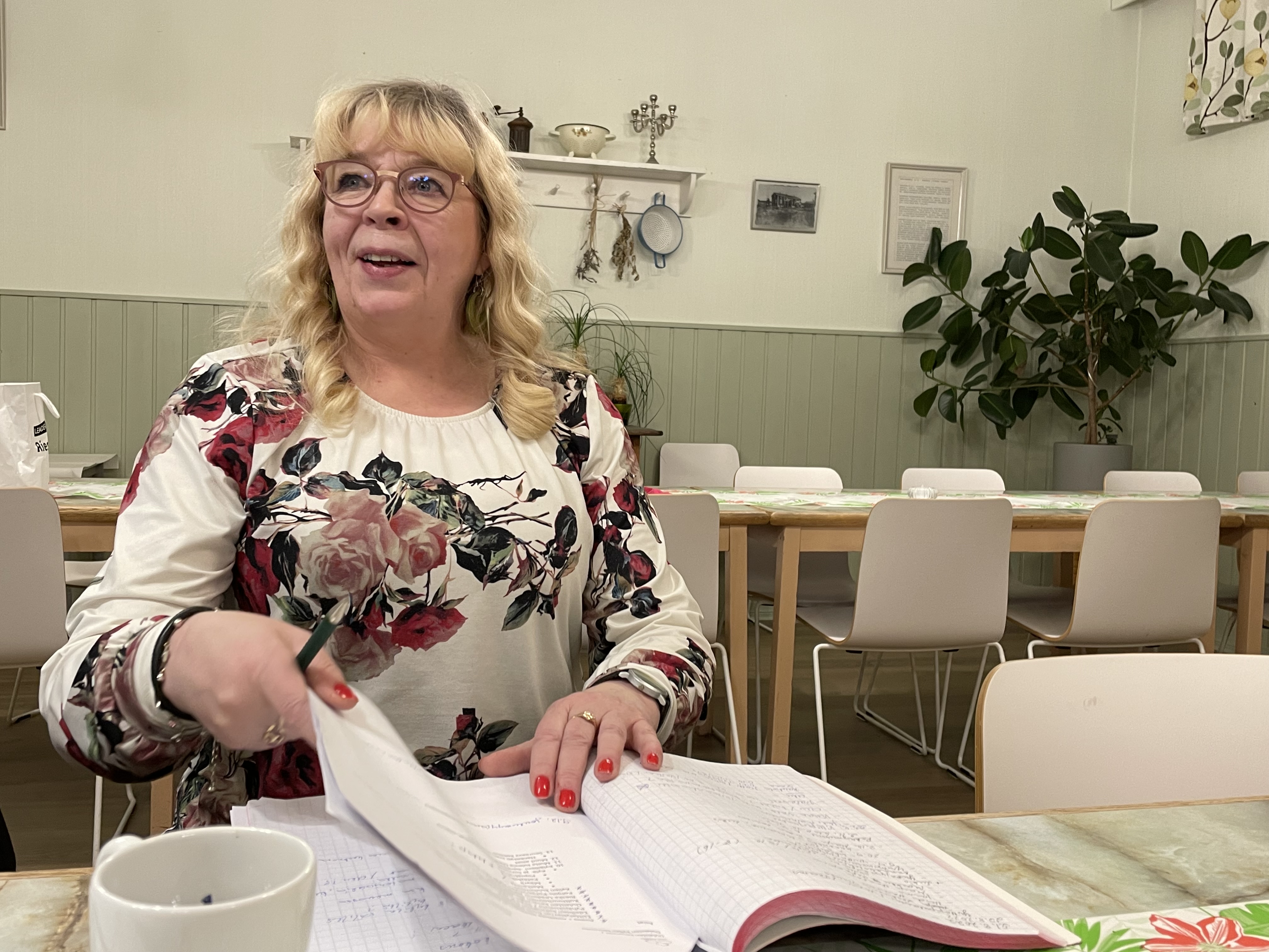 Kahen Kahavit kokousti: Nevanperän Sirpa kukitettiin eläkkeelle, Oulaisten kylien neuvostolle uusi vetäjä
