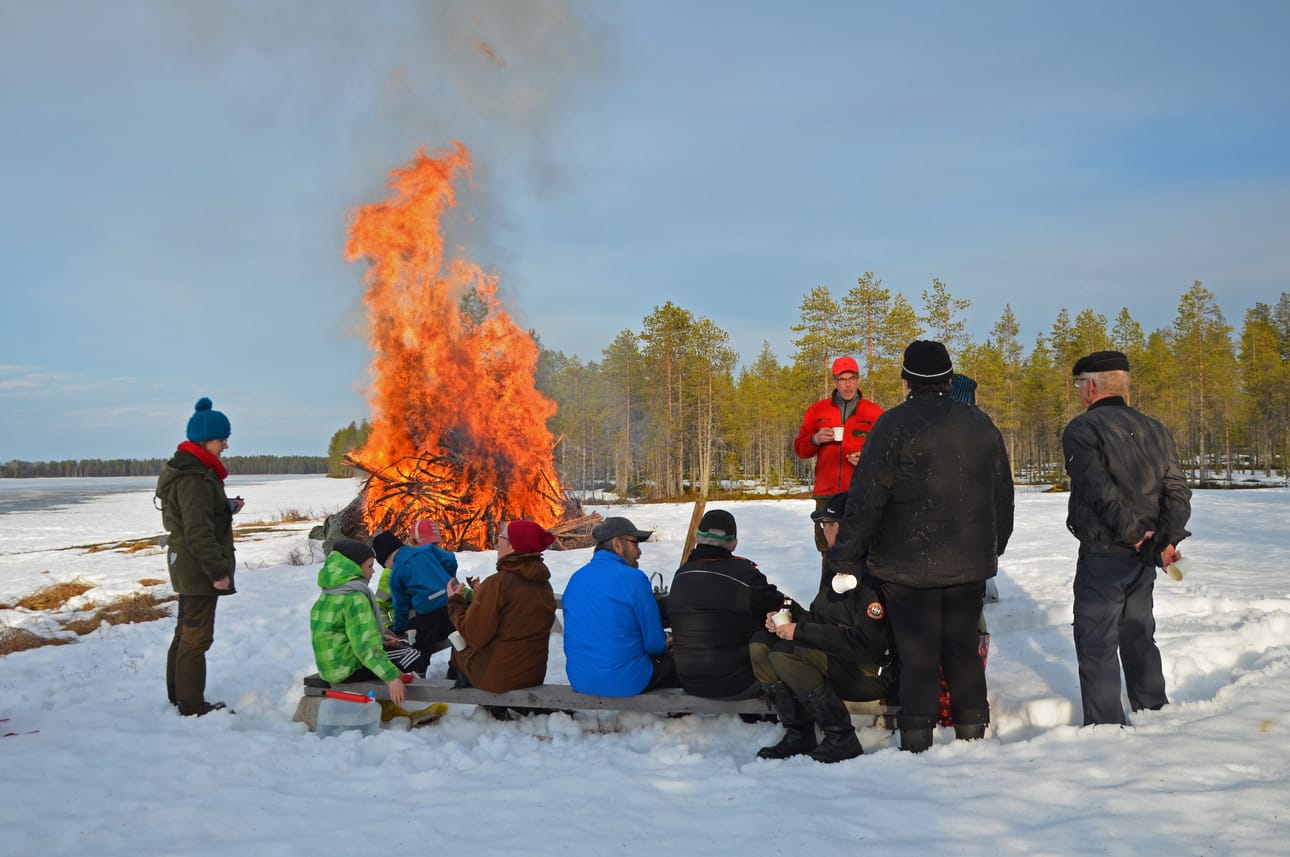 Vappukokko ja pop-up -kahvila synnytettiin vauhdilla Akanlahdelle vappuaattoiltana.