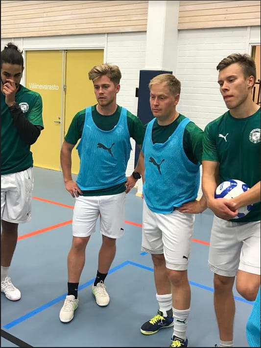 Iiro Vanha (oik.), kapteeni Jussi-Esko Berg, Juho-Teppo Berg ja Samir Haddouti kuuntelevat päävalmentaja Oleg Eprintsevin harjoitusohjeita.