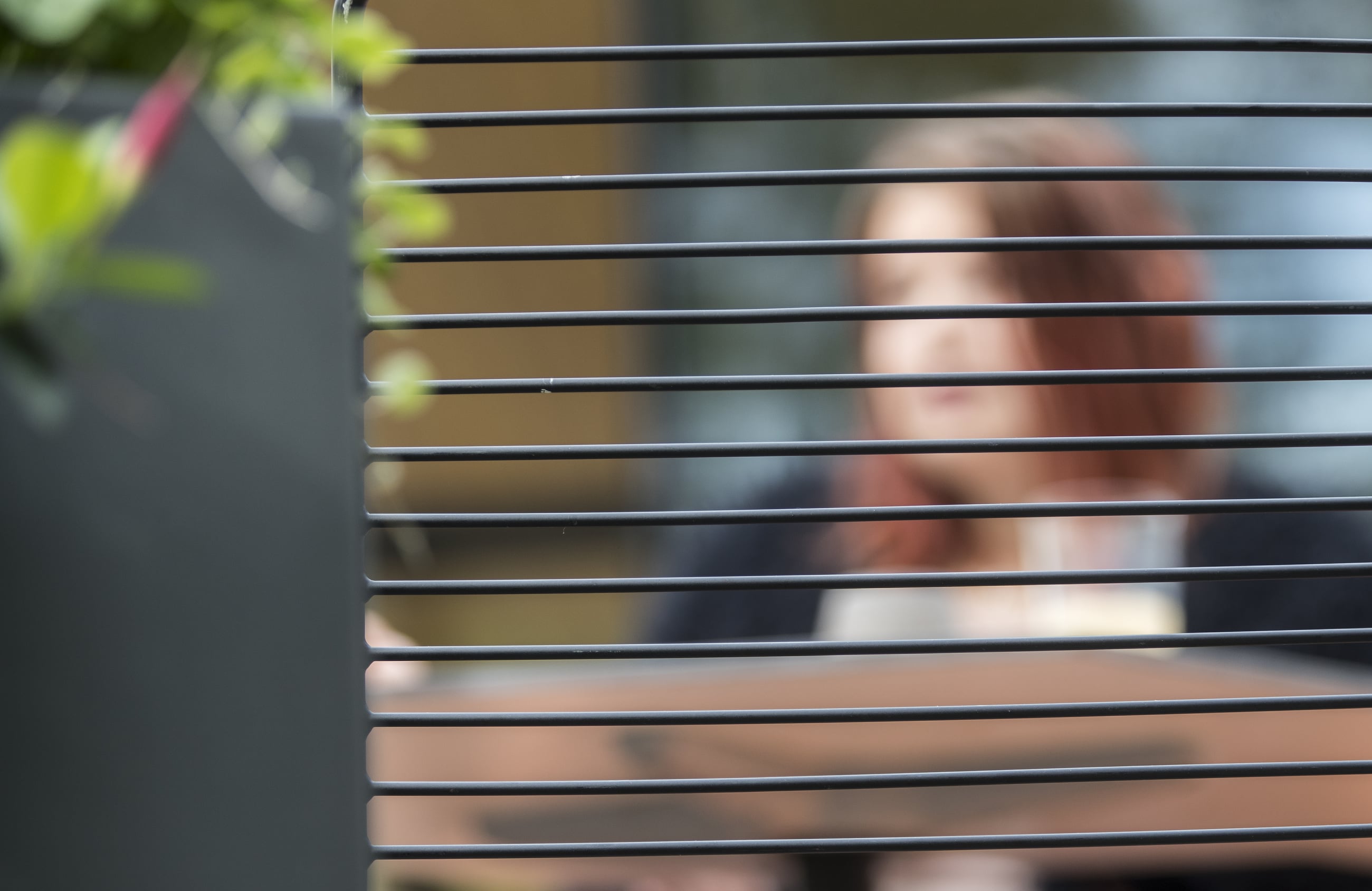 Moni nainen kärsii parisuhteessaan väkivallasta, josta ei uskalla kertoa kenellekään.