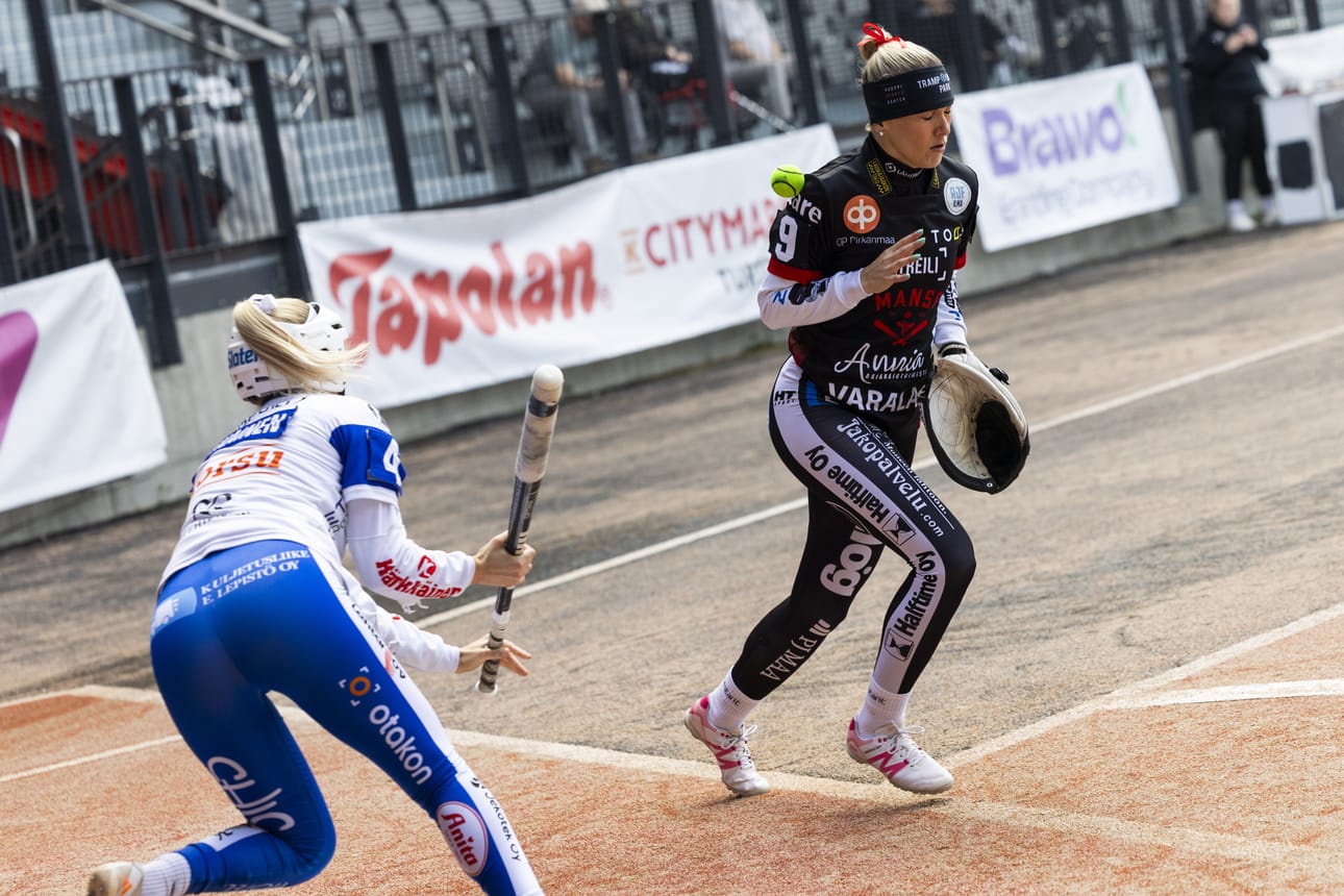 Lipon Venla Ronkainen (4) yritti jekuttaa Mansen lukkaria Venla Tanhuaa.