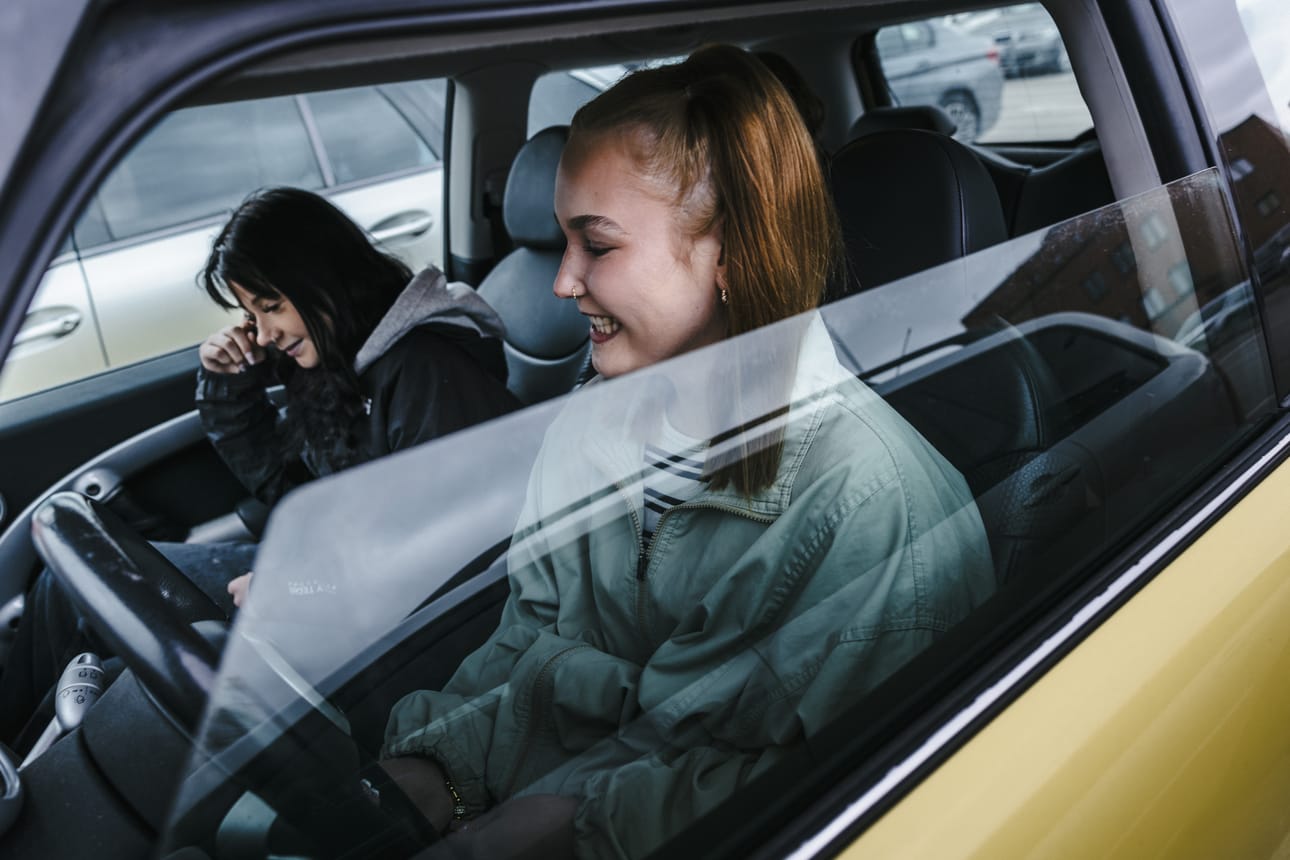 Nyt jo täysi-ikäinen Meri Salonen nappasi Alina Jokiniemen kyytiin ammattikoulun pihalta Rovaniemellä. Salonen sai ajokortin jo 17-vuotiaana ikäpoikkeusluvalla, mutta Jokiniemelle lupaa ei myönnetty.