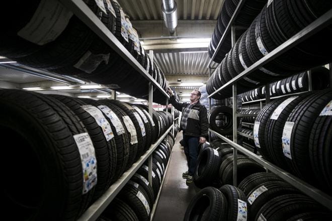 Hannu Kaukola Rengas-Paavolasta kertoo, että ihmisten kesärenkaat ovat yleensä hyvässä tikissä, mutta talvirenkaiden kanssa yritetään joskus selvitä riskirajoilla. Kesärengasruljanssi otti maanantaina puhallustauon, kun keskisessä Suomessa tuiskusi. KUVA: KRISTA LUOMA