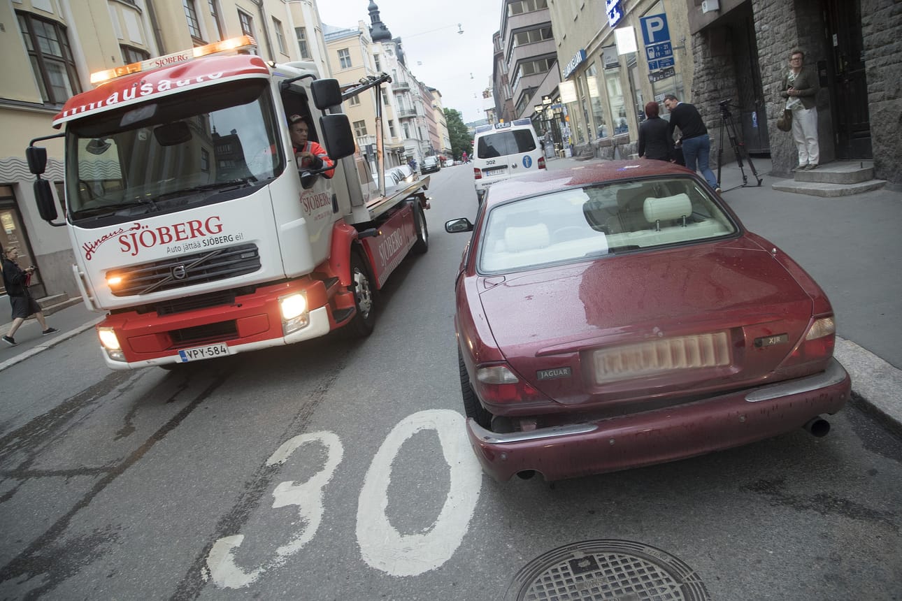 Epäilty yliajo sattui Etelä-Helsingissä perjantai-iltana. Poliisi on pidättänyt epäillyn miehen.